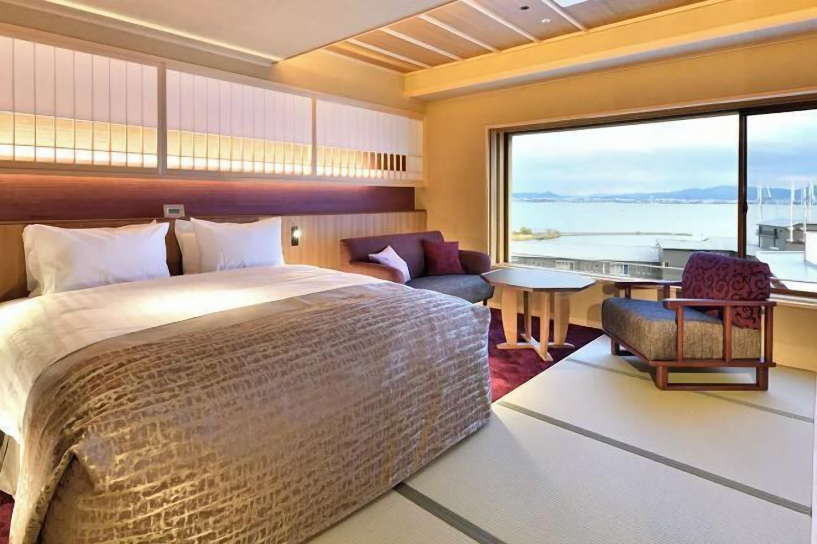 Premium bedding, in-room safe, free WiFi