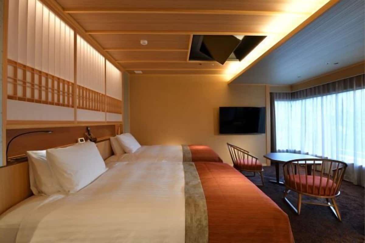 Premium bedding, in-room safe, free WiFi