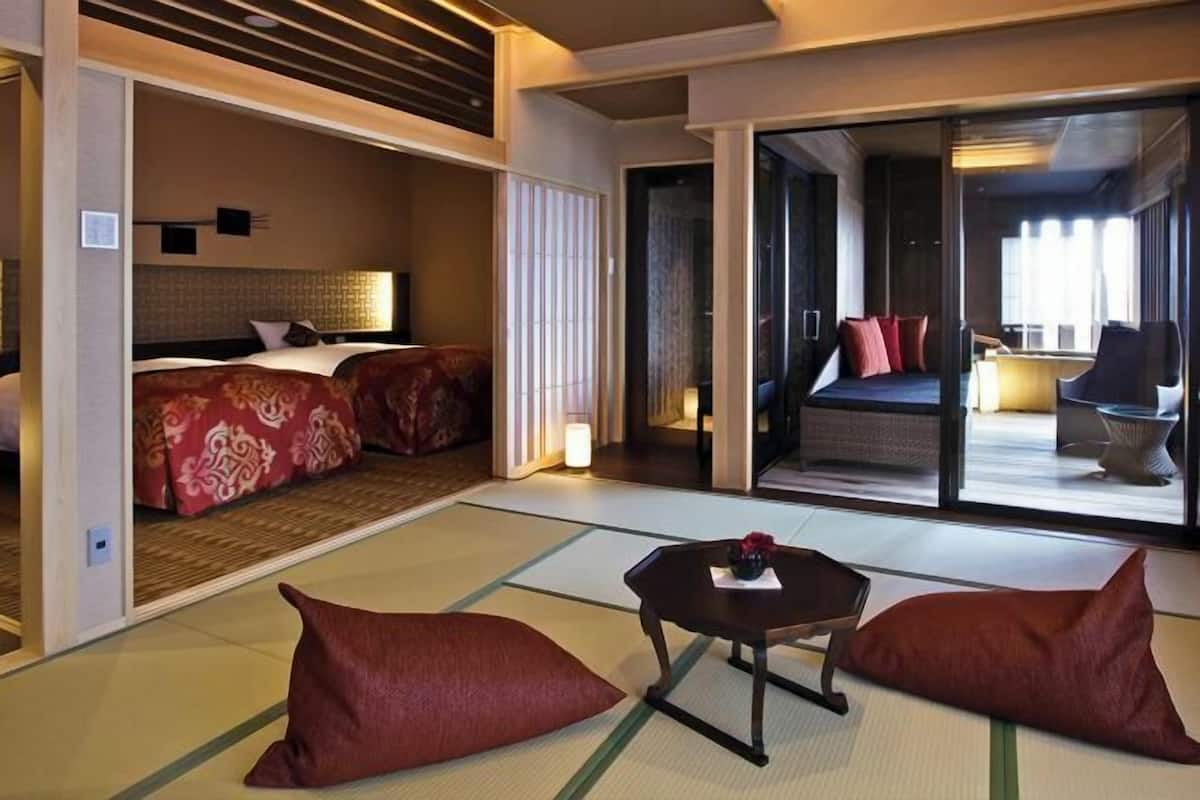 Premium bedding, in-room safe, free WiFi
