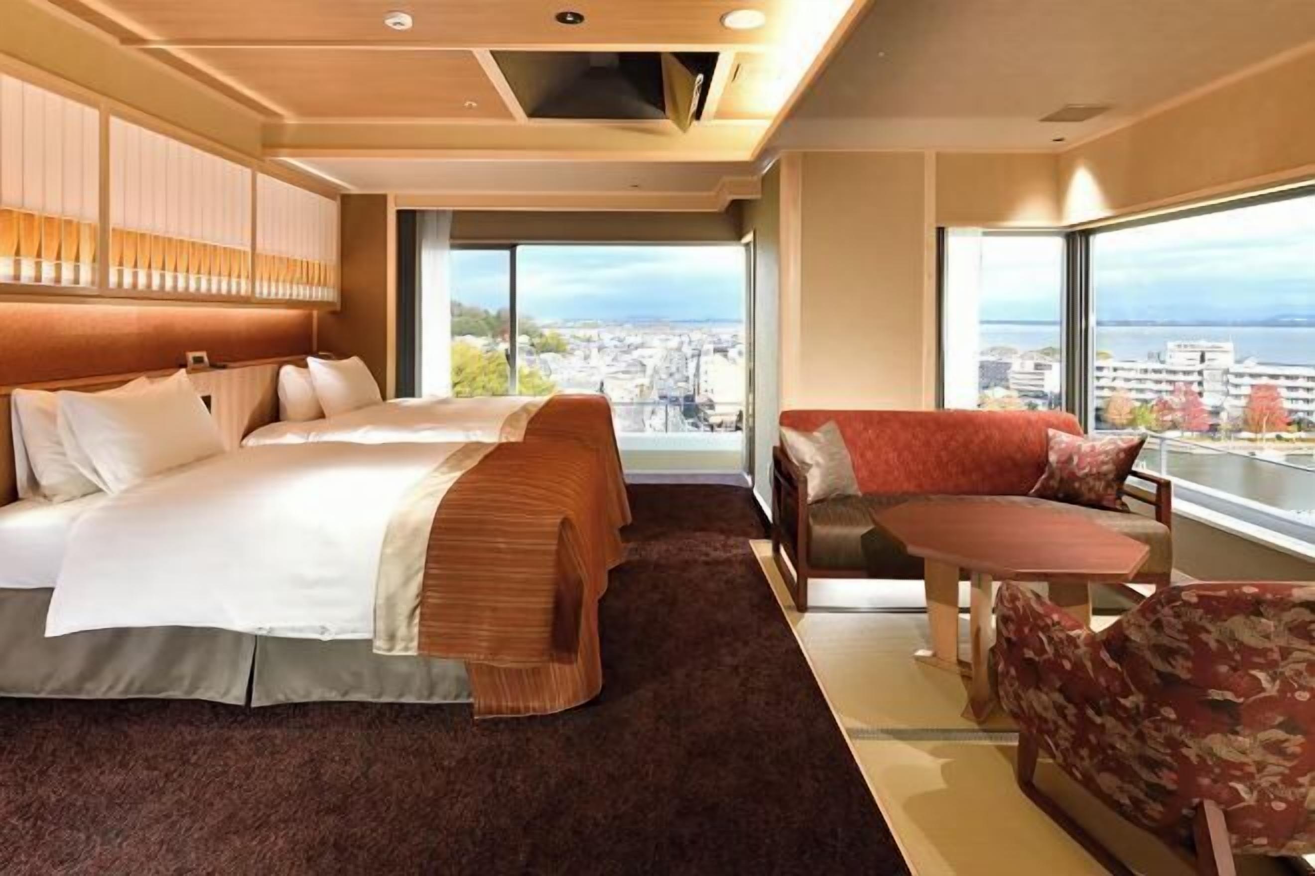 Premium bedding, in-room safe, free WiFi