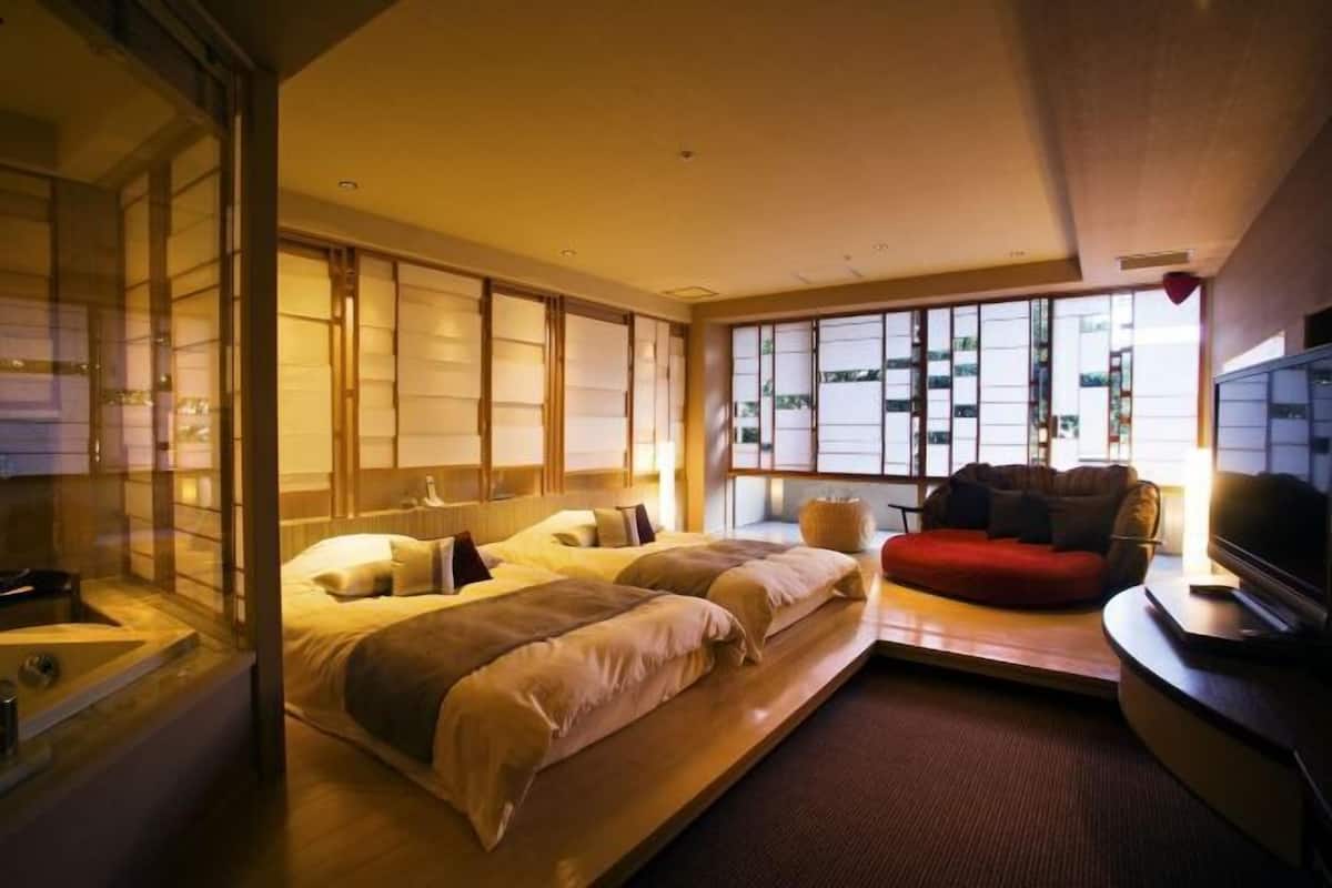 Premium bedding, in-room safe, free WiFi