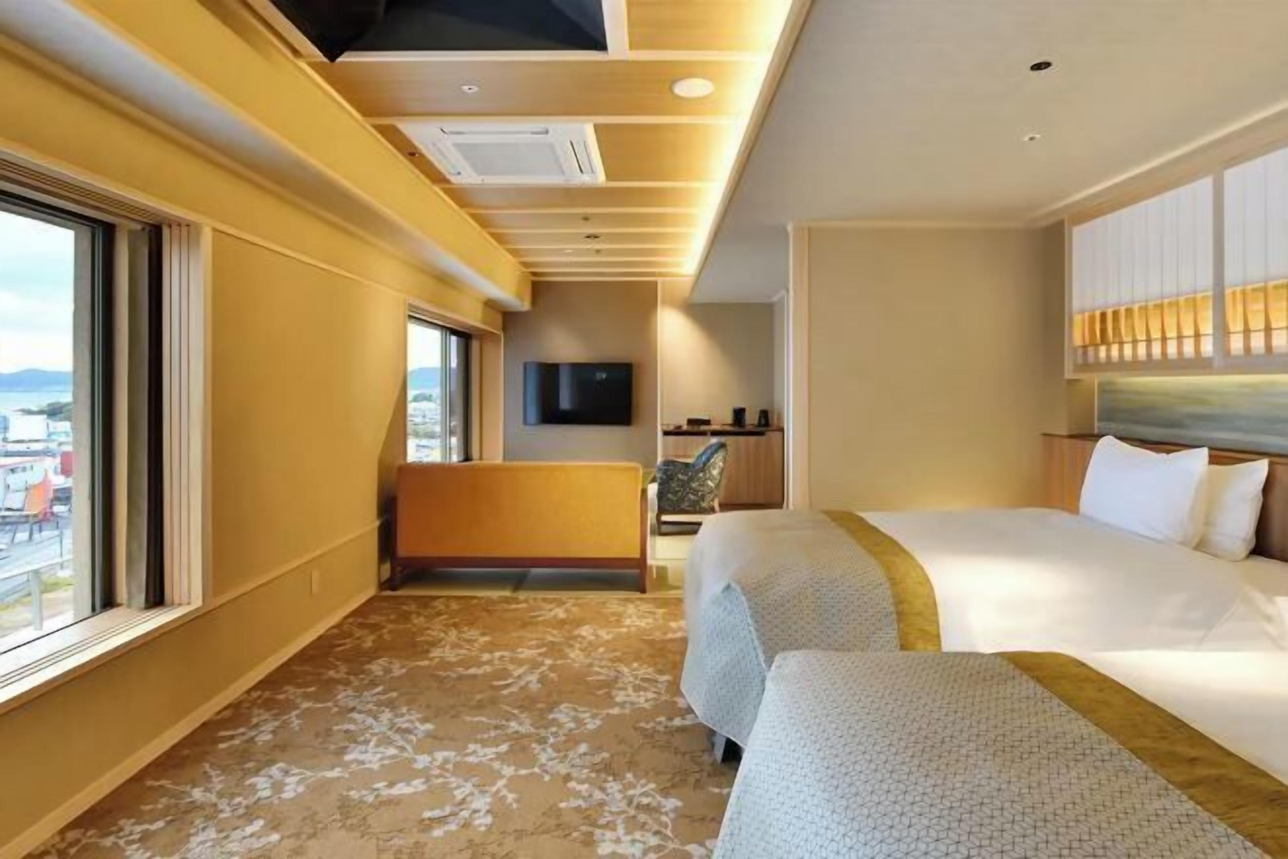 Premium bedding, in-room safe, free WiFi