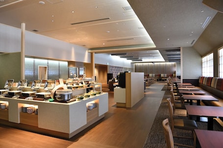 Daily buffet breakfast for a fee. Yumotokan