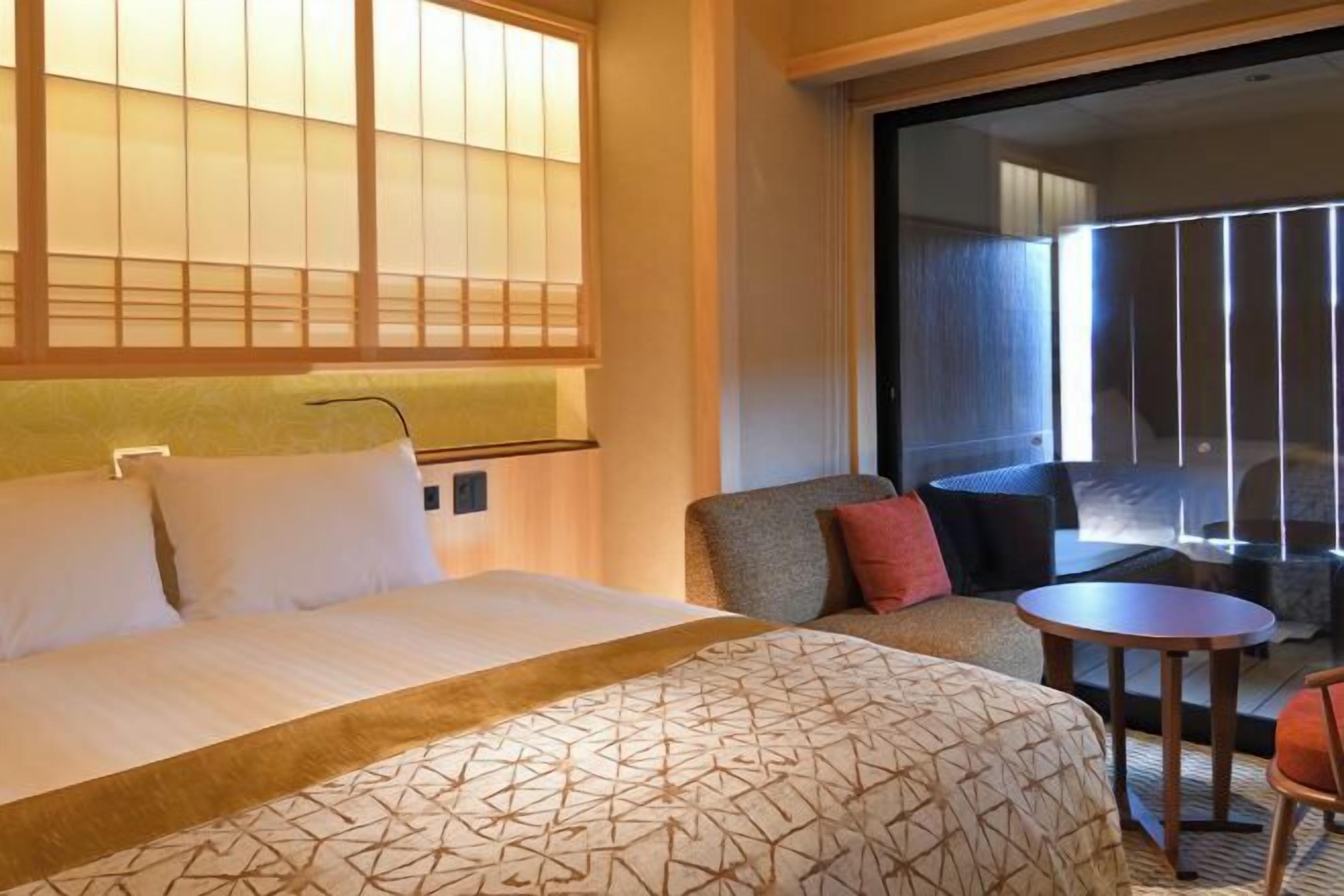 Premium bedding, in-room safe, free WiFi