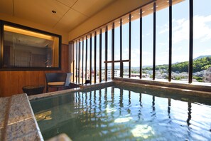 Deluxe-Suite, Nichtraucher (Kotone, Open-air hot spring baths) | Badezimmer | Kostenlose Toilettenartikel, Haartrockner, Hausschuhe