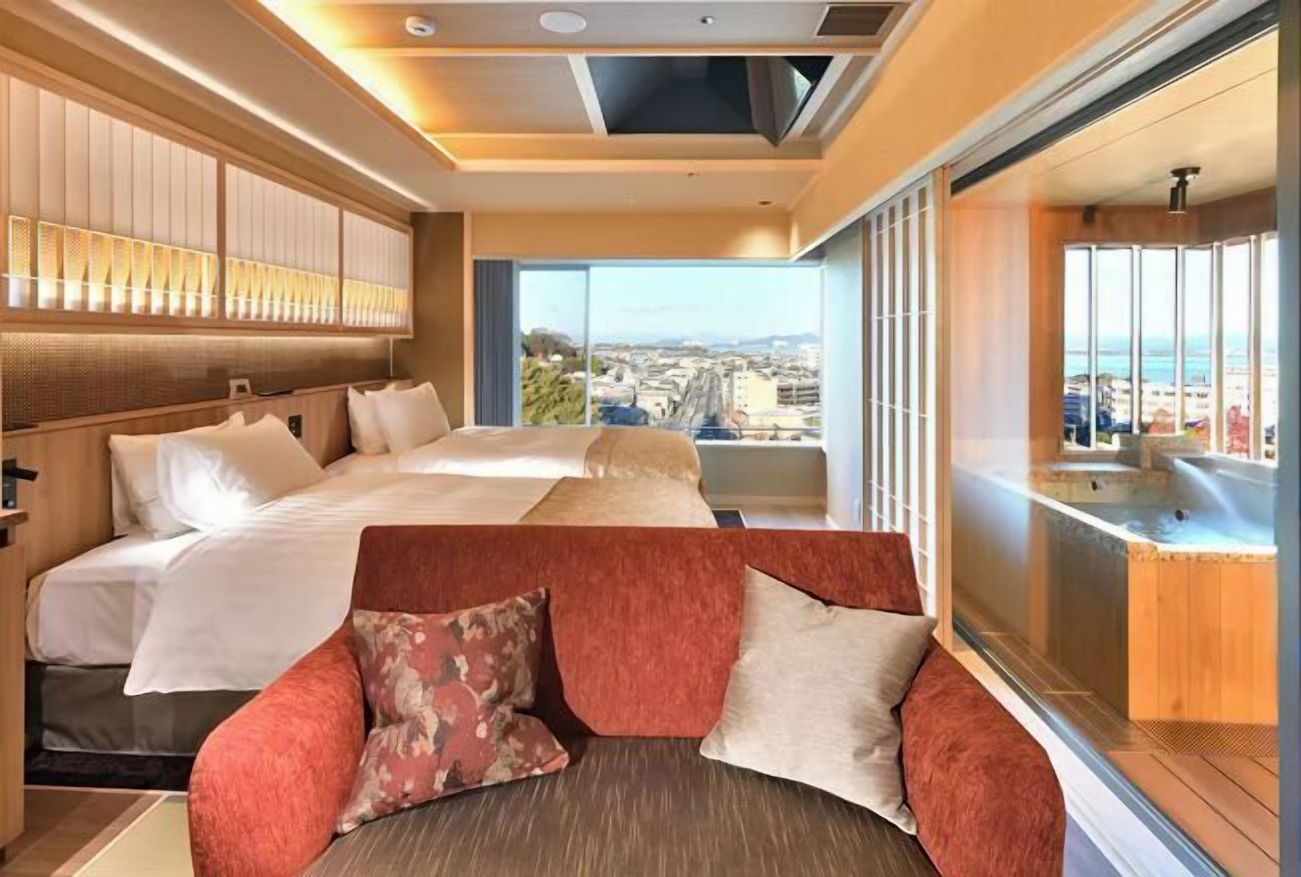 Premium bedding, in-room safe, free WiFi