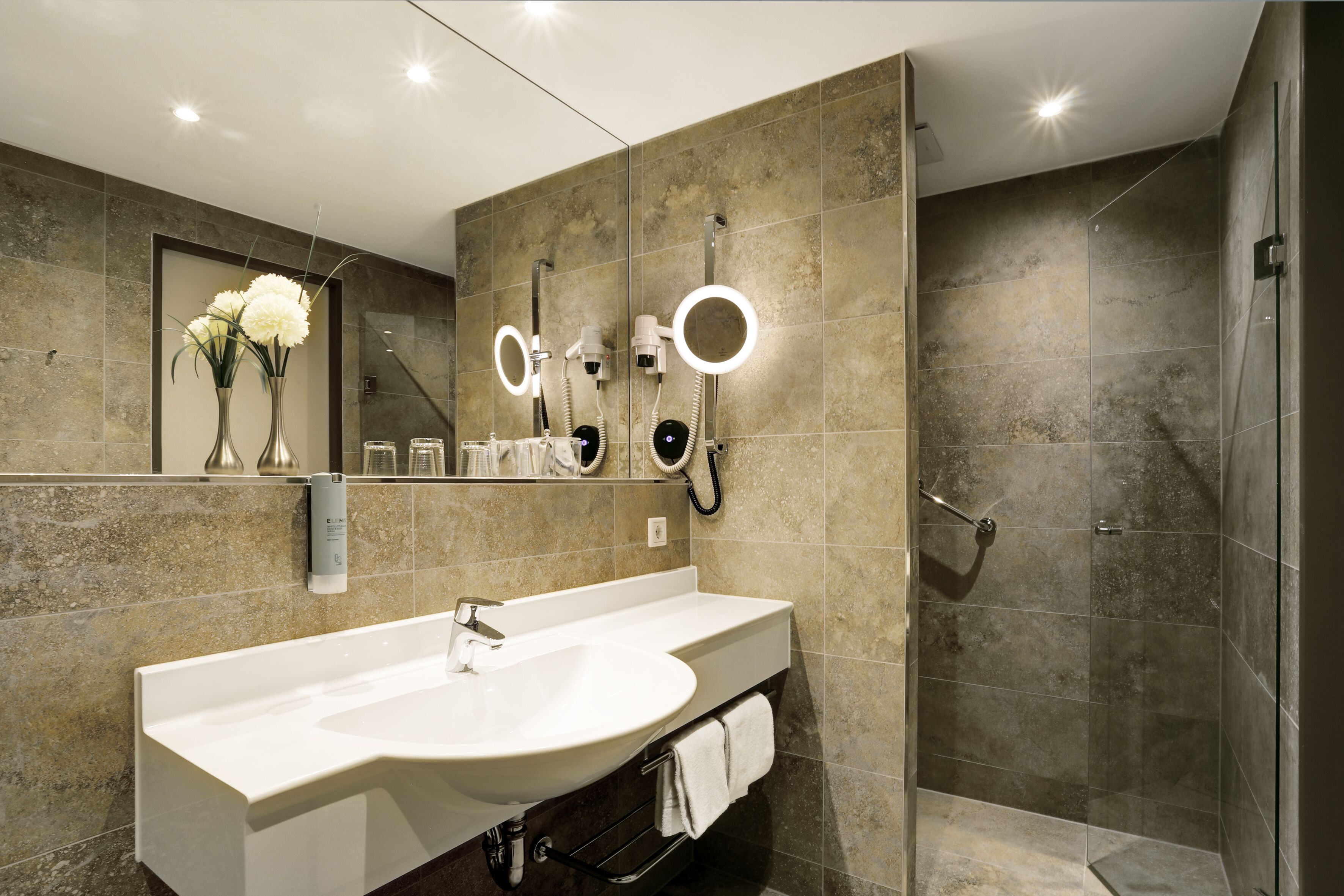 Deluxe-Doppelzimmer | Badezimmer | Dusche, Haartrockner, Bademäntel, Handtücher