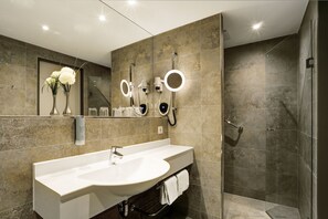 Habitación Deluxe doble | Baño | Ducha, secador de pelo, albornoces y toallas