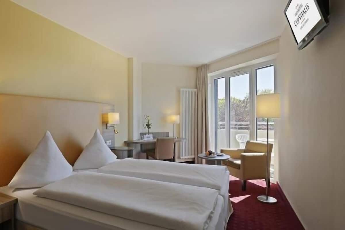 VÀrdeförvaringsskÄp pÄ rummet, skrivbord, gratis wi-fi och sÀngklÀder