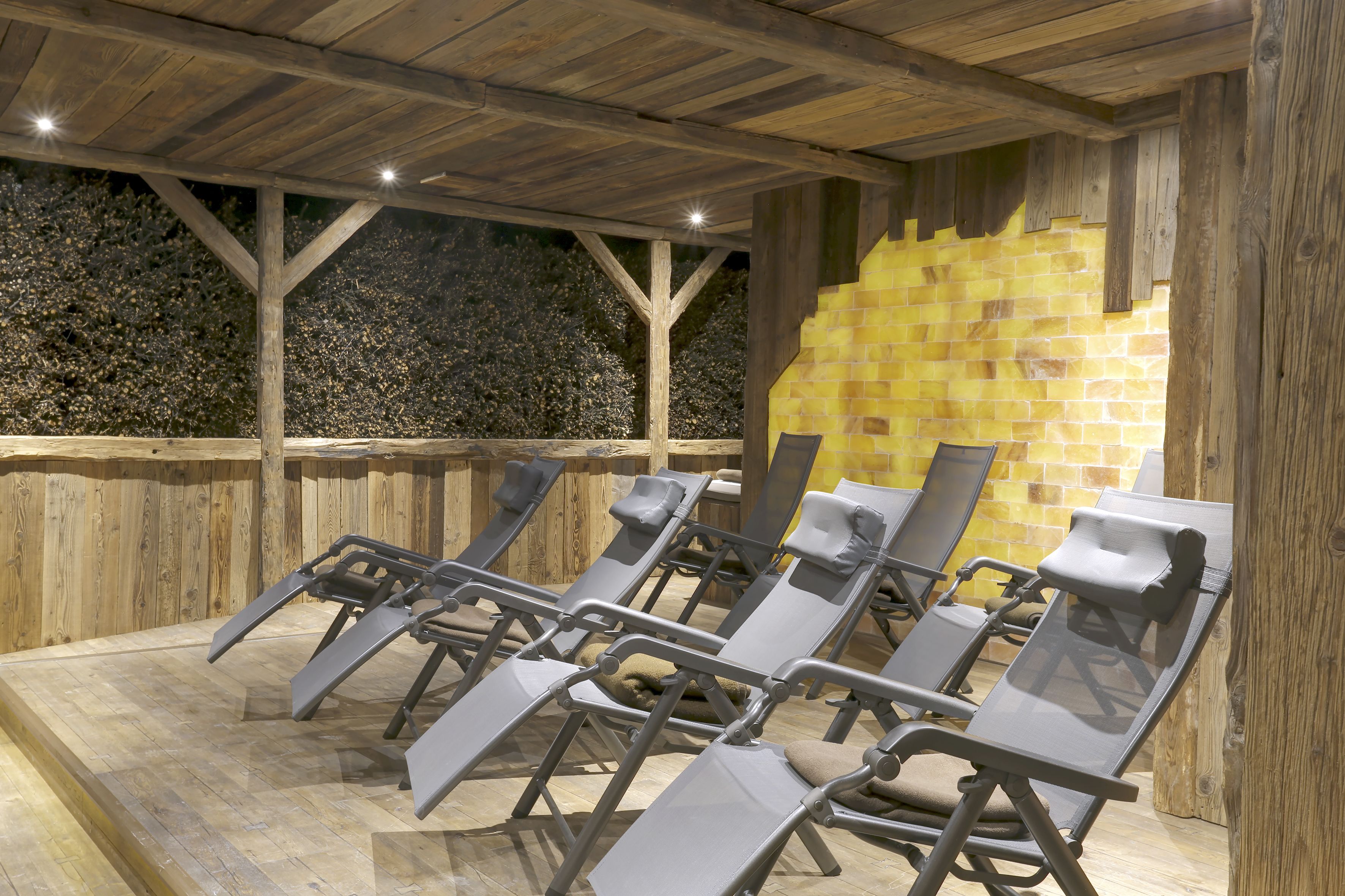 Körperbehandlungen, Warmsteinmassagen, Körperpeelings