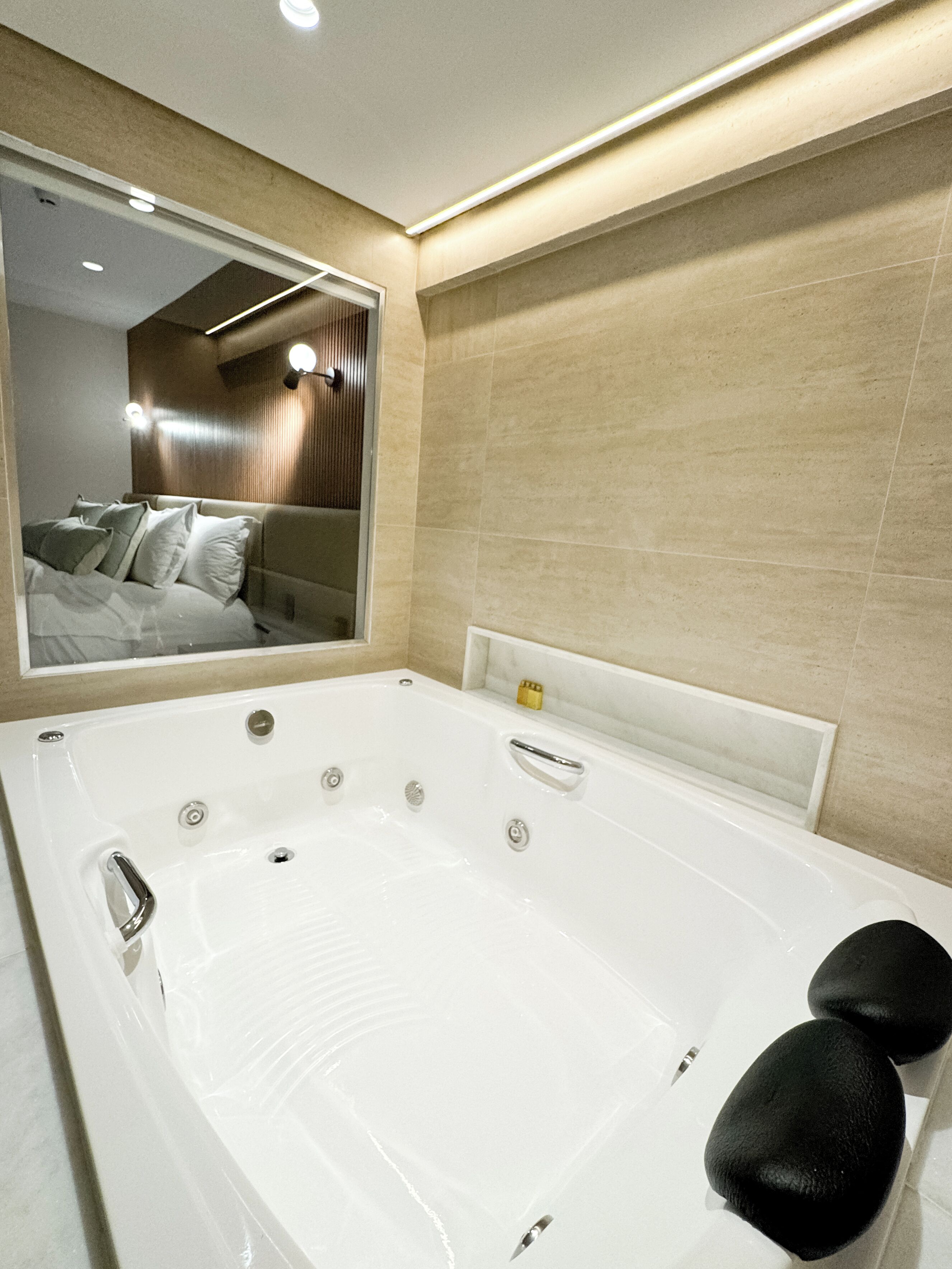 royal room | bathroom | shower, free toiletries, hair dryer, towels