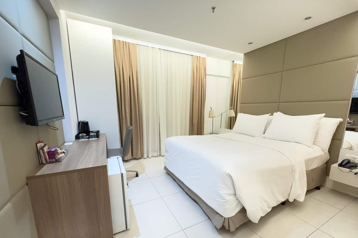 1 quarto, frigobar, cofres nos quartos, escrivaninha