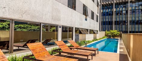 Piscine extérieure, chaises longues