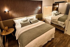 Kamar Royal | Minibar, brankas, meja kerja, dan ruang kerja ramah laptop