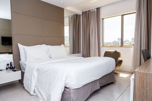 Minibar, Zimmersafe, Schreibtisch, laptopgeeigneter Arbeitsplatz