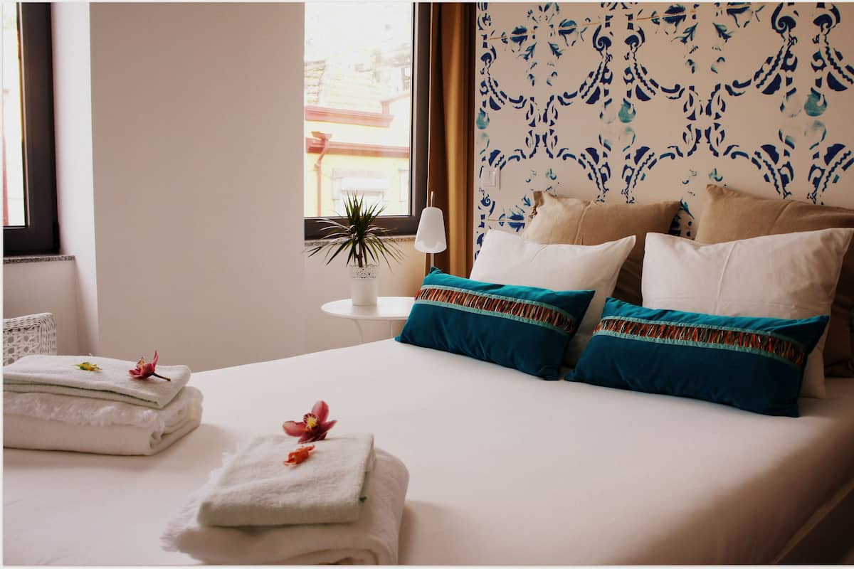 Quarto casal básico, 1 cama Queen, banheiro compartilhado | Edredons de pluma, cortinas blackout, quartos à prova de som