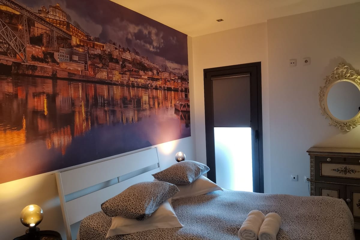 Quarto casal superior | Edredons de pluma, cortinas blackout, quartos à prova de som