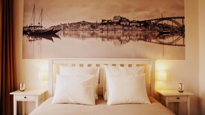 Down comforters, individually decorated, blackout drapes, soundproofing - Gaia-Porto Hostel (Vila Nova de Gaia)
