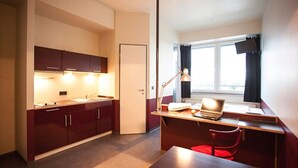 Fridge, stovetop, cookware/dishes/utensils - Aparion Apartaments Hamburg (Hamburg)