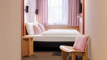 Quarto casal superior | Cortinas blackout, ferros/tábuas de passar roupa, berços (sobretaxa)