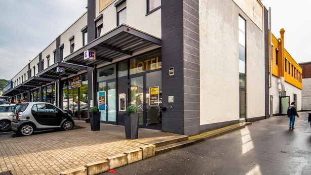 A modern hotel with a prominent sign advertising a price of 29€. - McDreams Hotel Wuppertal City (Wuppertal)