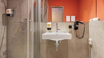 Chuveiro, secador de cabelo, toalhas de banho, sabonete