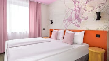 Quarto casal conforto, vista para o pátio | Cortinas blackout, ferros/tábuas de passar roupa, berços (sobretaxa)