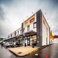 Un hotel de diseño moderno, con un cartel llamativo que anuncia un precio económico de 29€.
