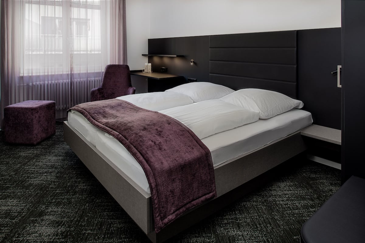 1 Schlafzimmer, Allergikerbettwaren, Schreibtisch