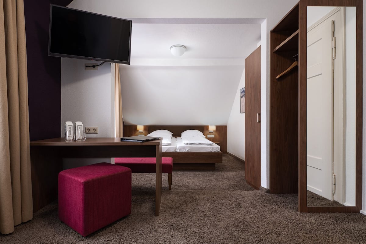 1 Schlafzimmer, Allergikerbettwaren, Schreibtisch