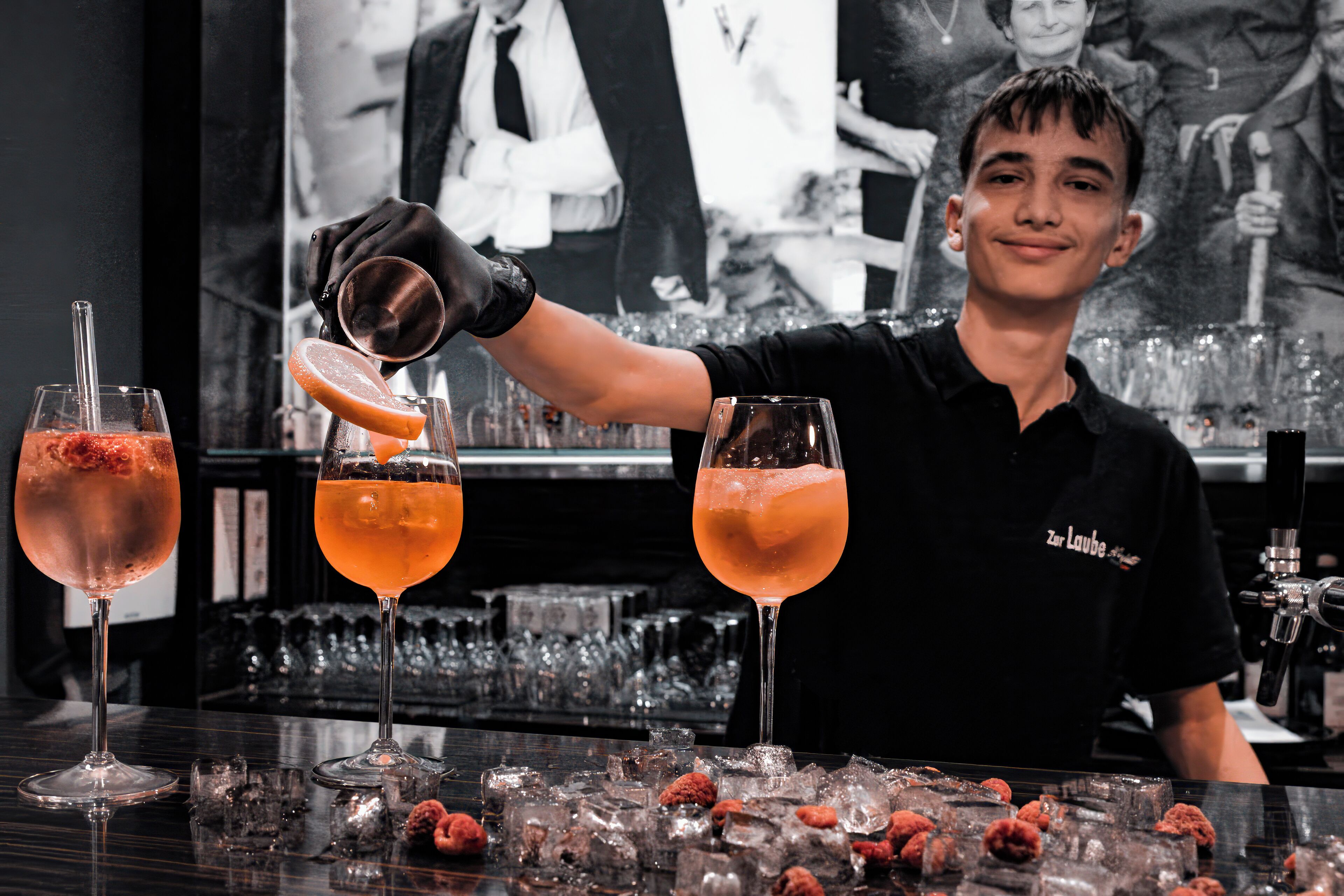 Se sirven almuerzos, cenas y cocina italiana 