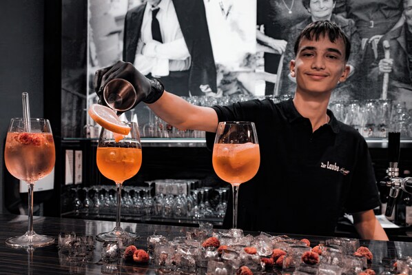 Déjeuner et dîner servis sur place, spécialités Cuisine italienne