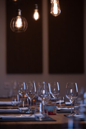 Se sirven comidas, cenas y cocina italiana 