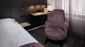 1 bedroom, hypo-allergenic bedding, desk, laptop workspace