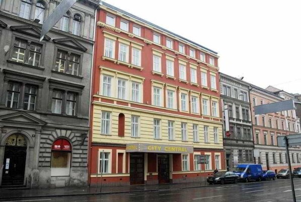 Un edificio de varios pisos con un letrero llamativo que dice "HOTEL CITY CENTRAL".
