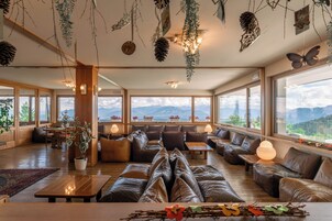 Área de estar no saguão