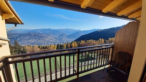 A balcony with a view of mountains and a sports field. - Hotel Monte Bondone (Trento)