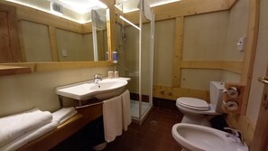 Habitación doble | Baño | Regadera, amenidades de baño gratuitas, secadora de cabello, bidet 