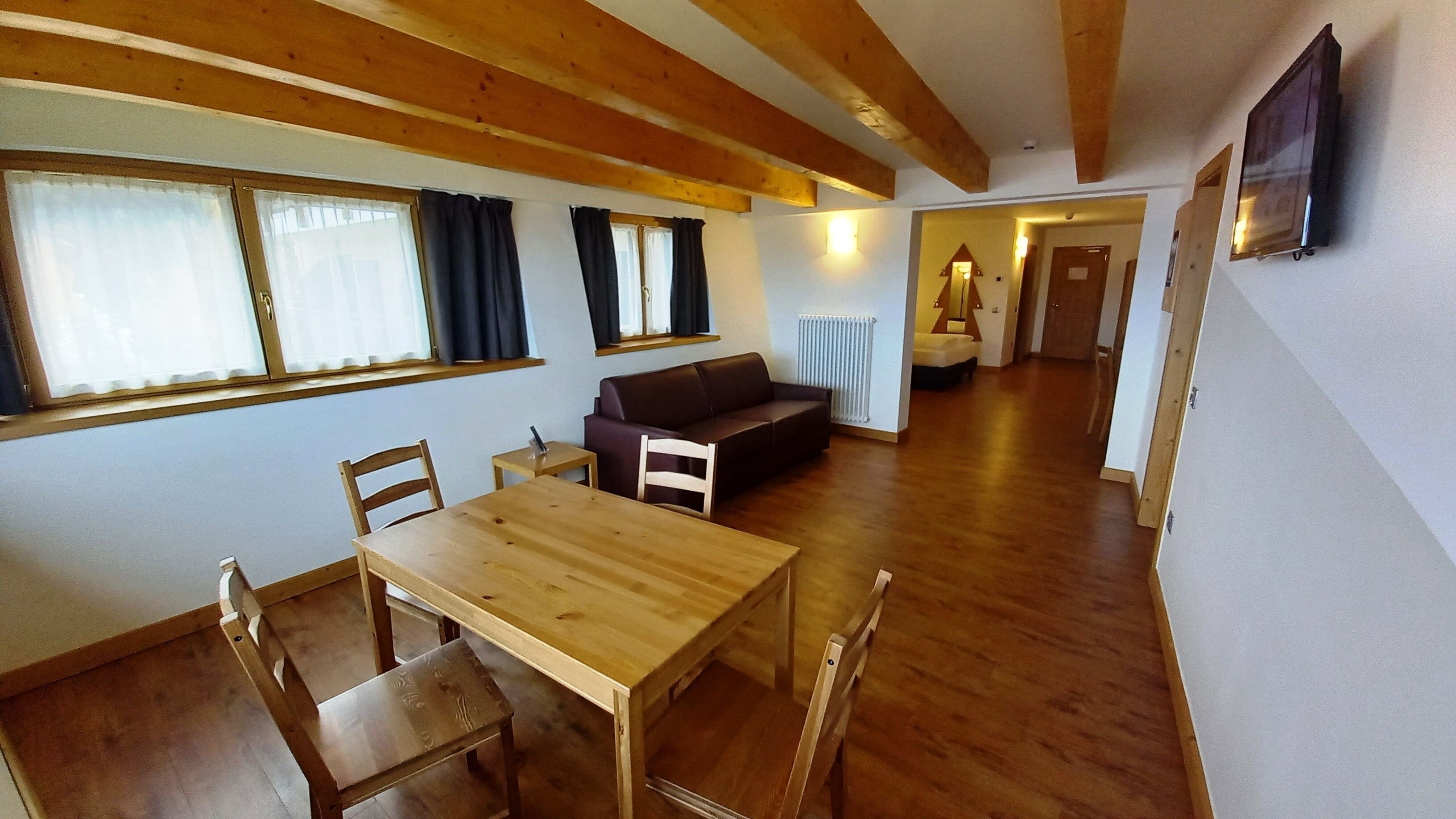 Suite, 2 soverom, fjellutsikt | Minibar, safe på rommet, individuelt dekorert og individuelt innredet