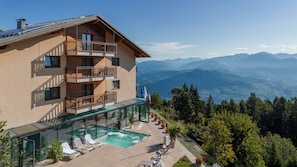 Indoor pool, outdoor pool, pool umbrellas, sun loungers - Hotel Monte Bondone (Trento)
