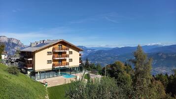 Inomhuspool, utomhuspool, parasoller och solstolar