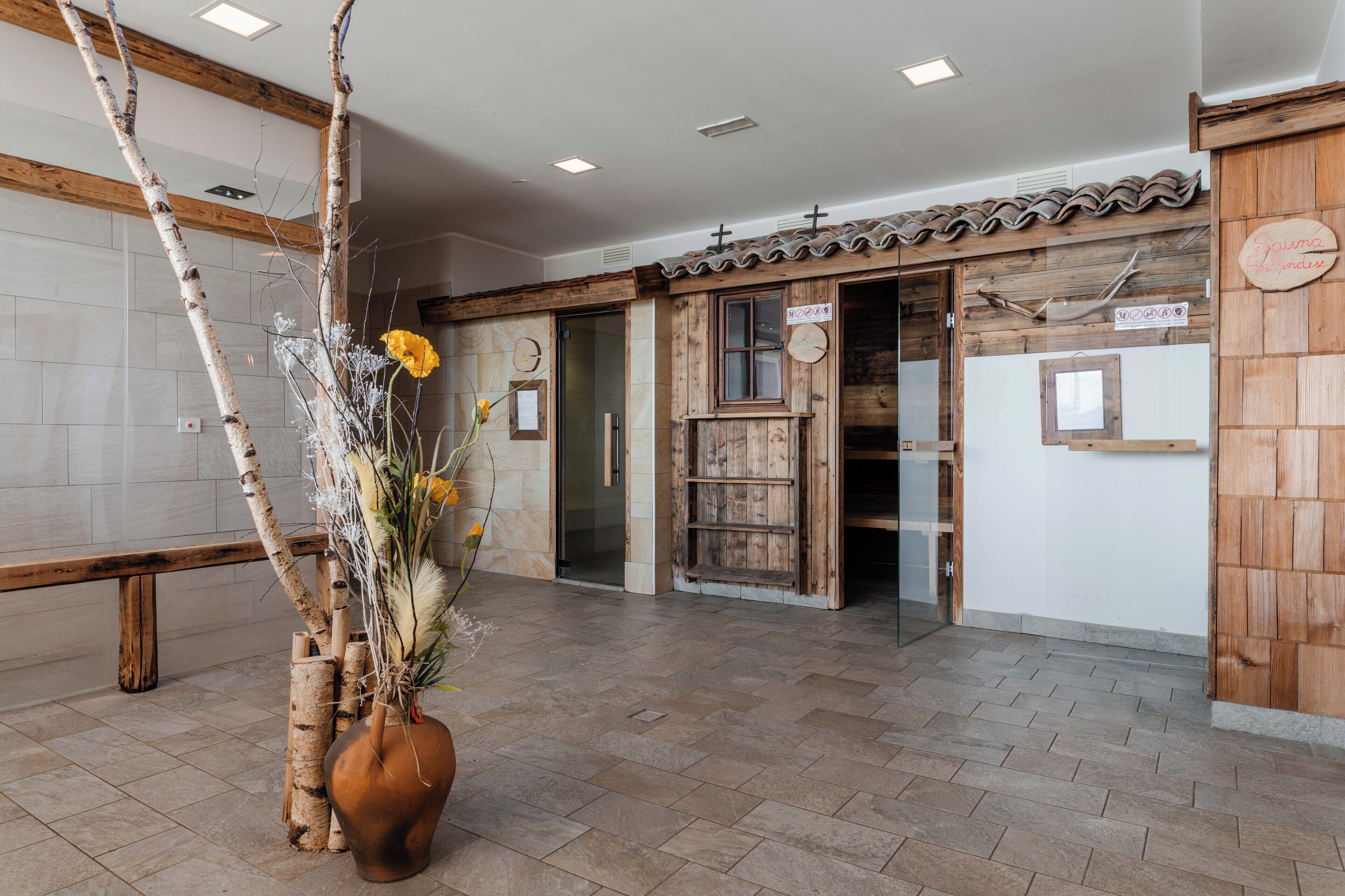 Sauna, boblebad, dampbad, kropsbehandlinger, body scrub-behandlinger
