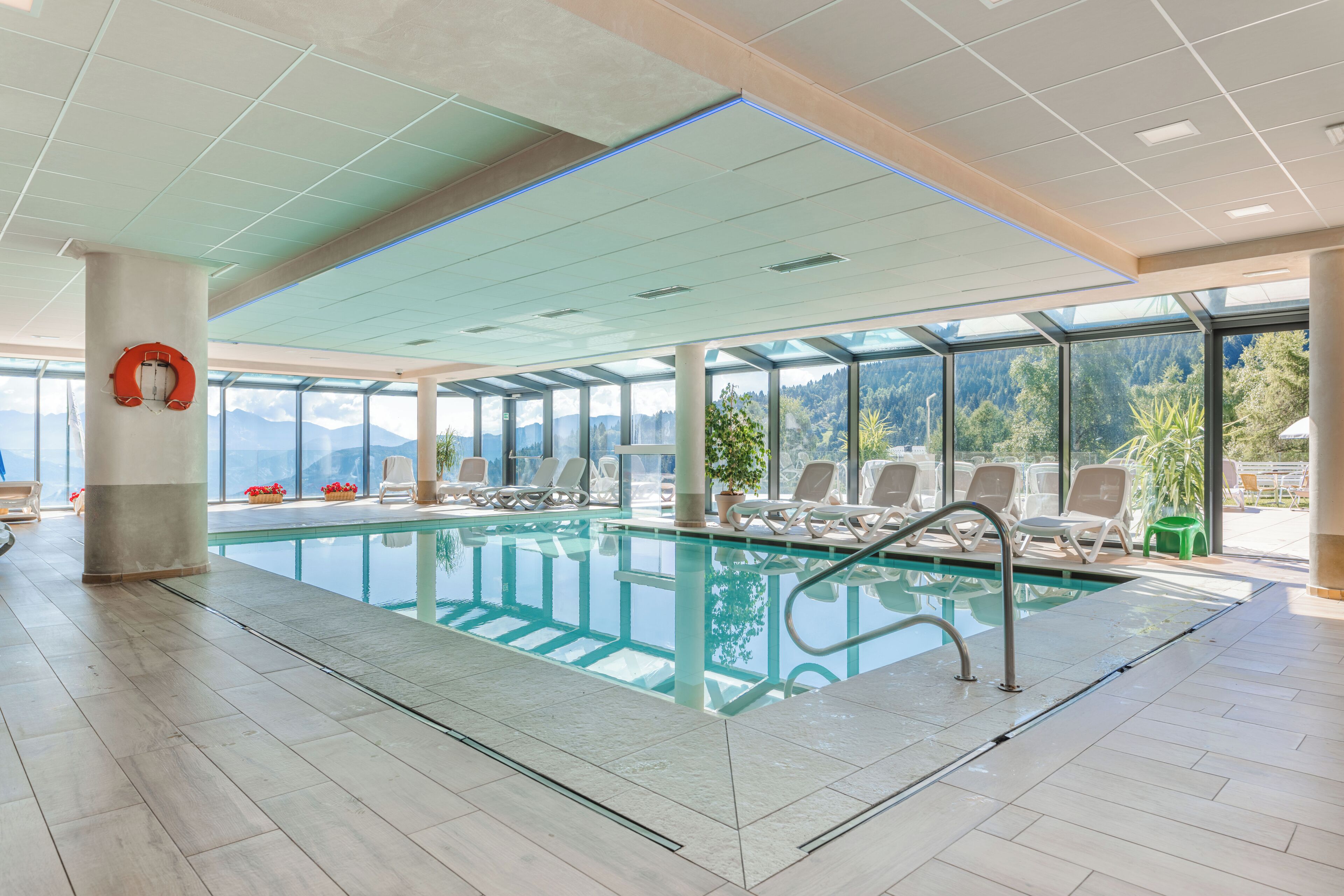 Piscine couverte, piscine extérieure, parasols de plage, chaises longues