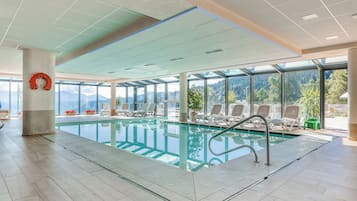 Piscine couverte, piscine extérieure, parasols de plage, chaises longues