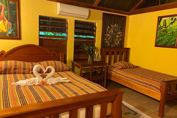 Cabaña Confort, varias camas | Caja fuerte, escritorio, wifi gratis y ropa de cama