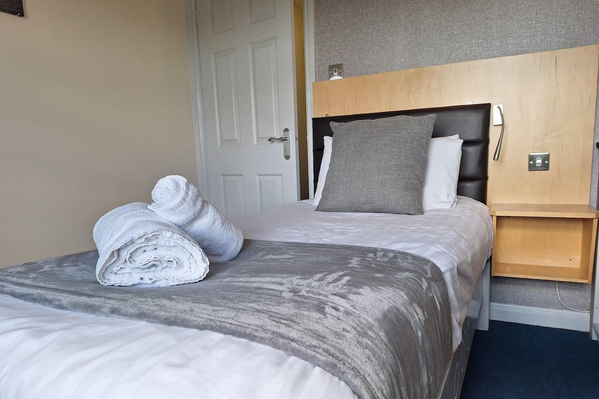 Single Room | Individually decorated, desk, iron/ironing board, cribs/infant beds