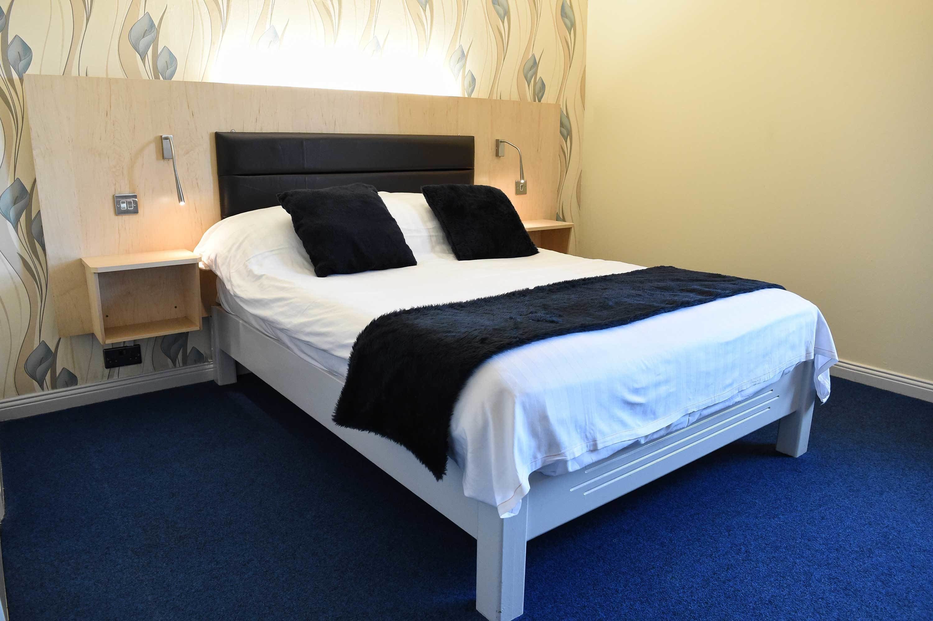 standard double room | individually decorated, desk, iron/ironing board, cots/infant beds