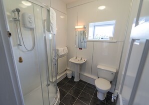 Shower, free toiletries, hair dryer, towels - The Mill Forge (Lockerbie)