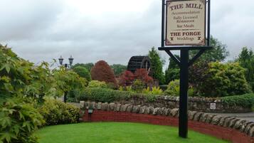 Señalización para 'The Mill', un restaurante y bar con licencia completa.