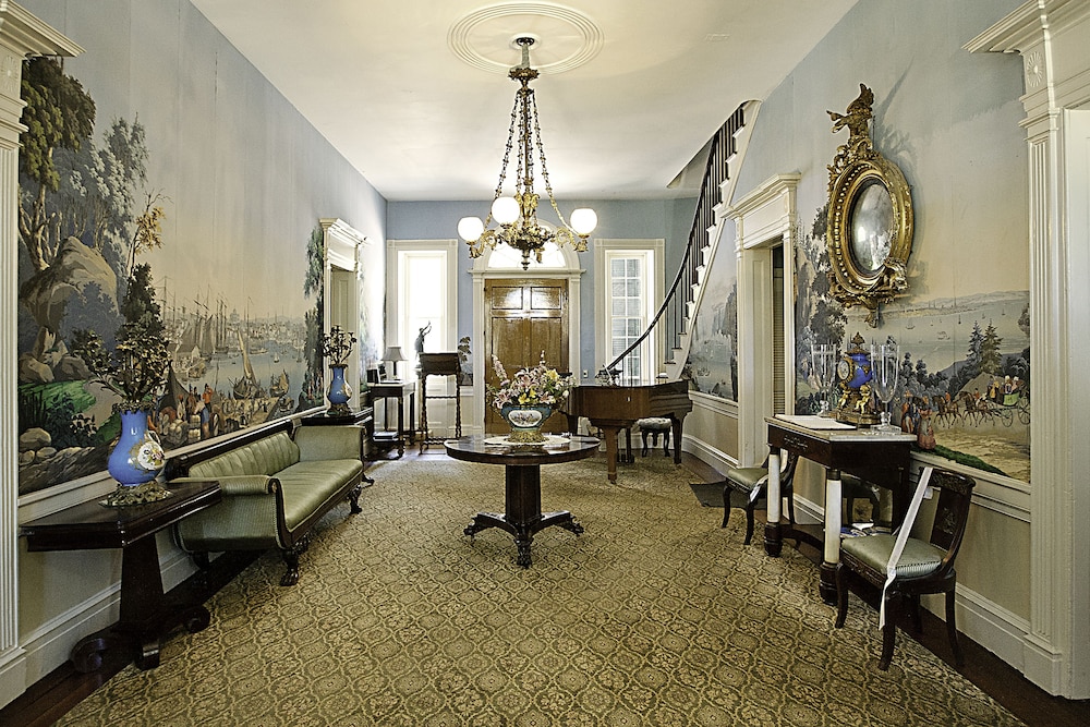 Monmouth Historic Inn & Gardens by null